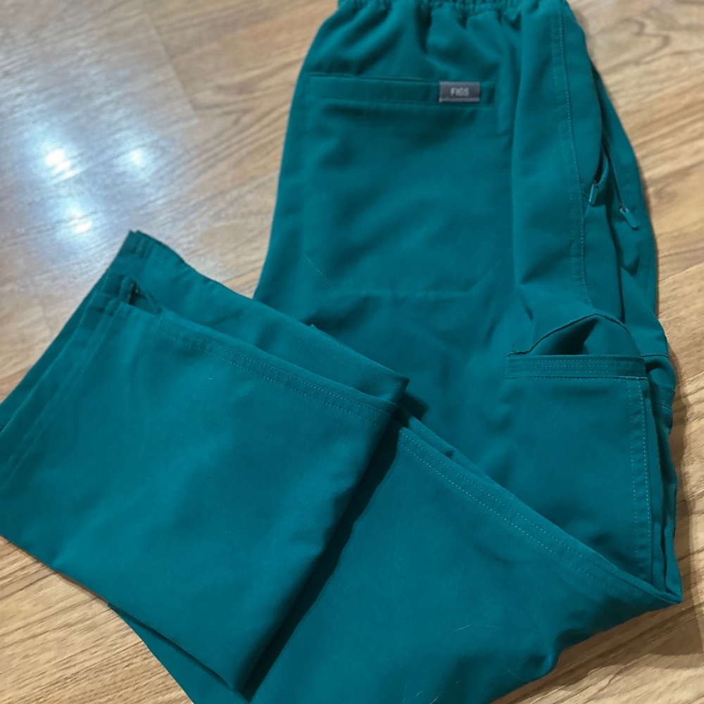 NWOT Figs Hunter green high waisted scrub pants. Never worn